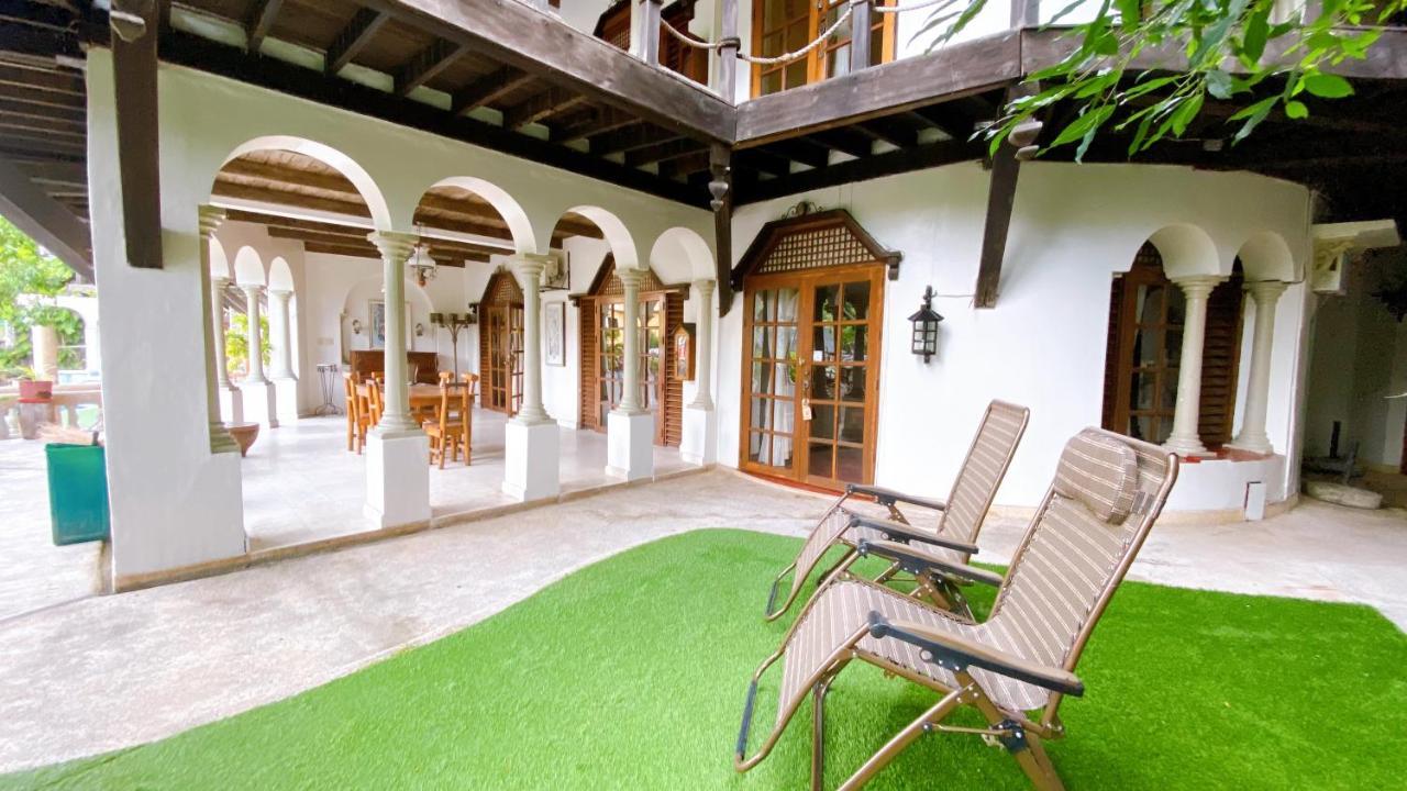 Tropicana Castle Dive Resort Powered By Cocotel Puerto Galera Exterior foto