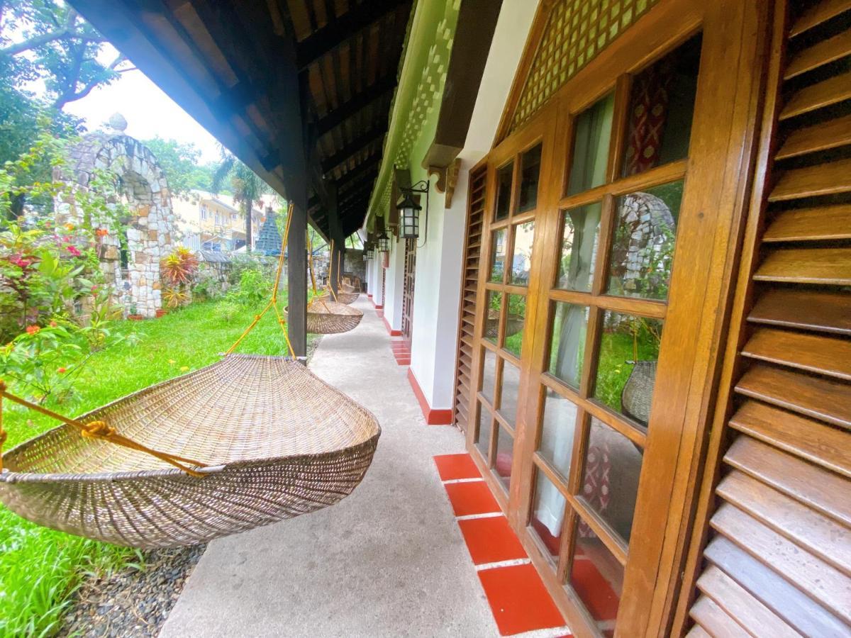 Tropicana Castle Dive Resort Powered By Cocotel Puerto Galera Exterior foto