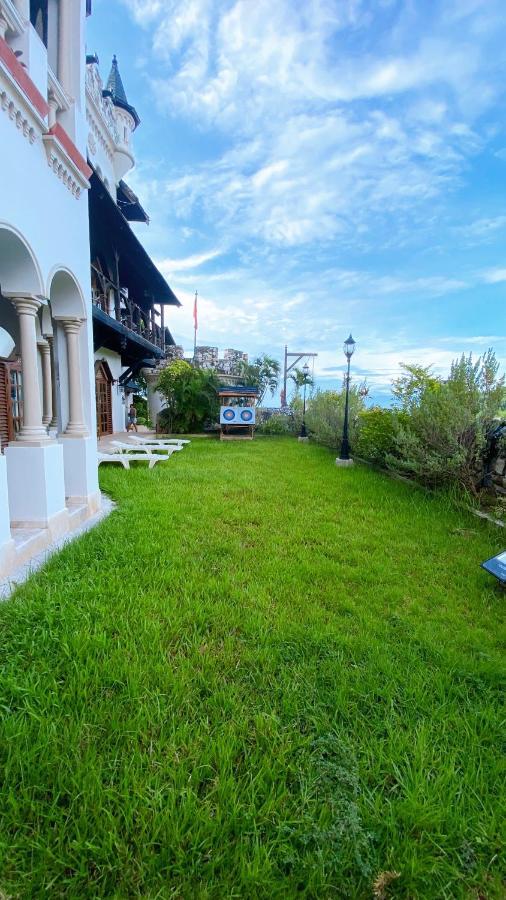 Tropicana Castle Dive Resort Powered By Cocotel Puerto Galera Exterior foto